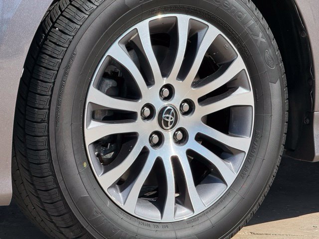 Used 2019 Toyota Sienna XLE w/ XLE Navigation Package FWD image 12