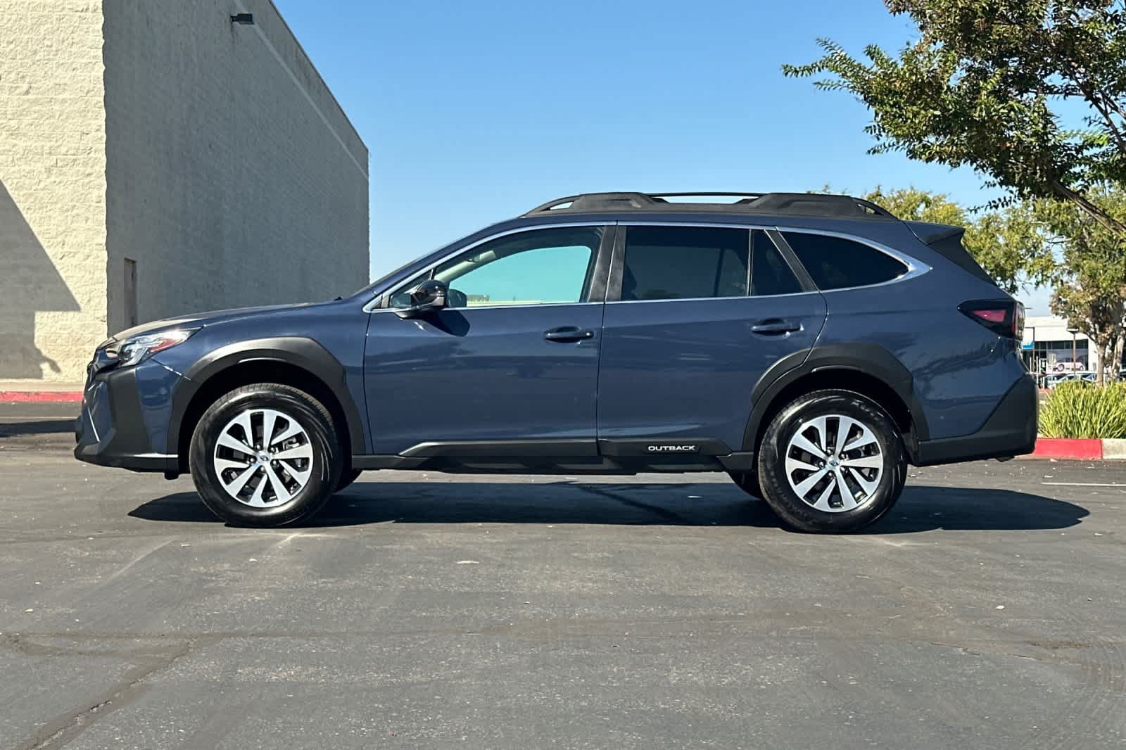 Used 2025 Subaru Outback Premium AWD/4WD image 6
