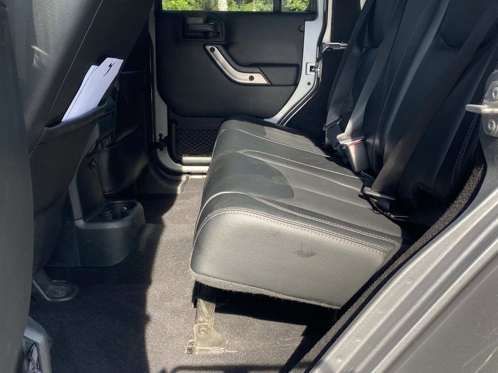 Used 2018 Jeep Wrangler Unlimited Sahara AWD/4WD image 13