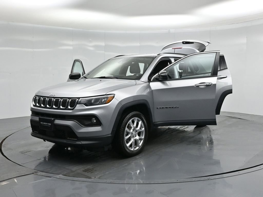 Used 2023 Jeep Compass Latitude image 15