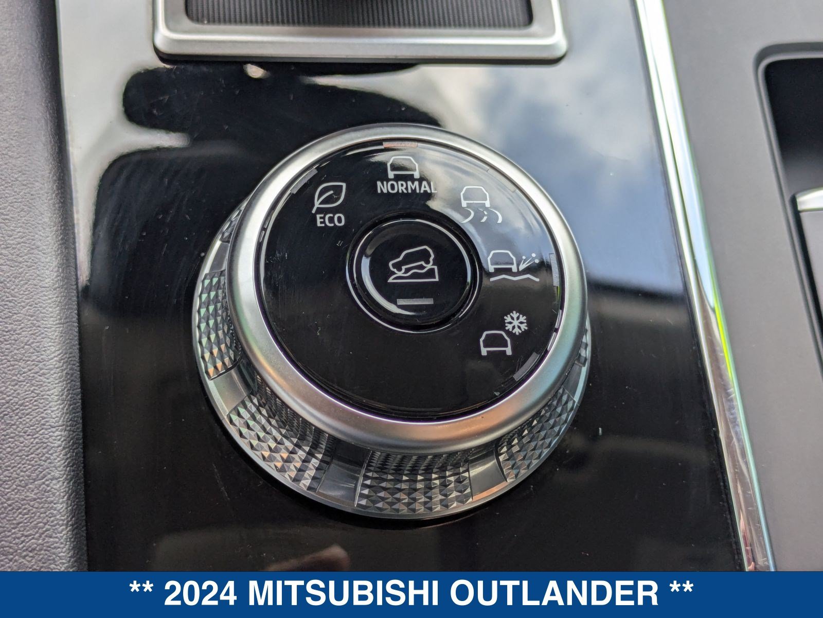 Used 2024 Mitsubishi Outlander SE FWD image 34