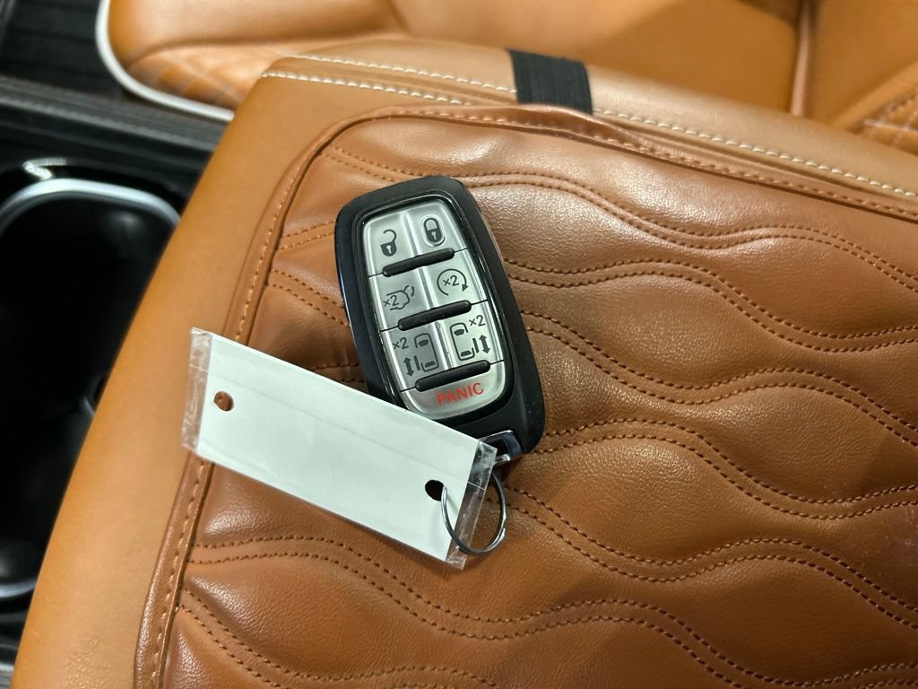 Used 2024 Chrysler Pacifica Pinnacle w/ Trailer Tow Group AWD/4WD image 25