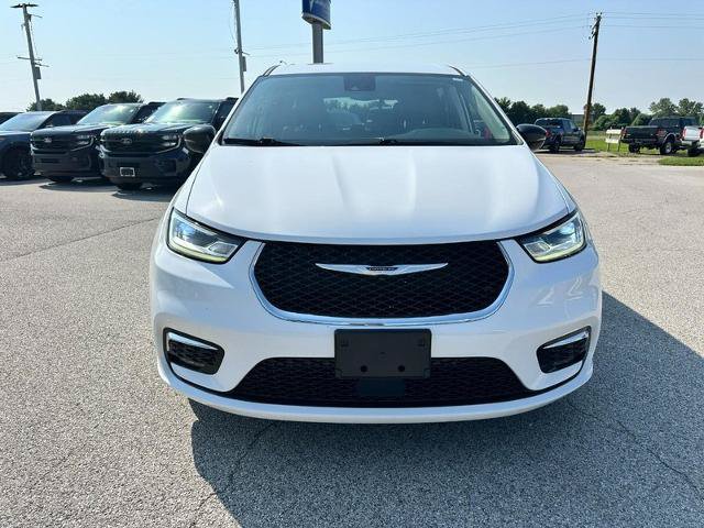 Used 2024 Chrysler Pacifica Touring-L FWD image 9