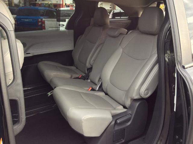 Used 2025 Toyota Sienna XLE image 12