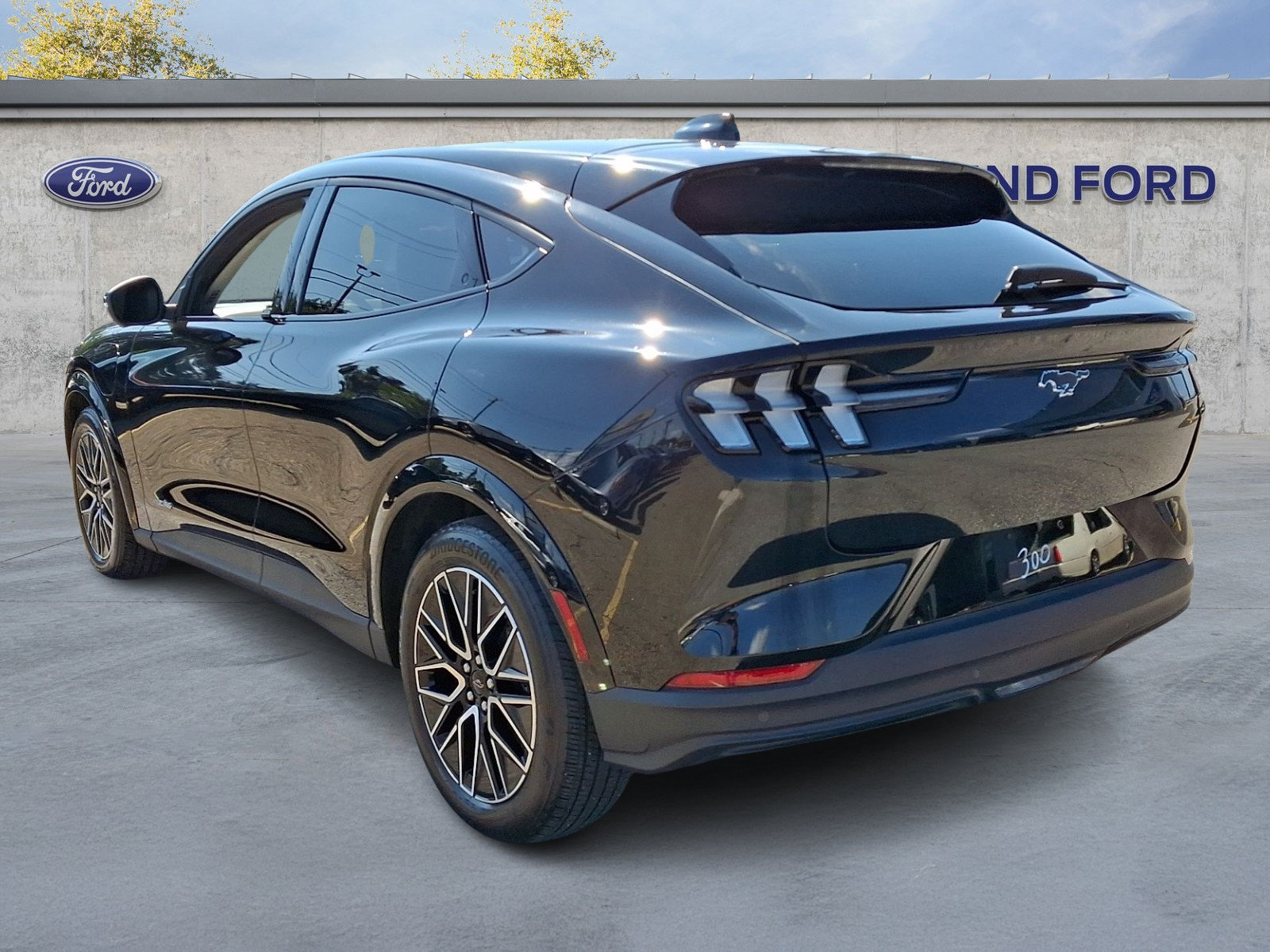 Certified 2025 Ford Mustang Mach-E Premium AWD/4WD image 4