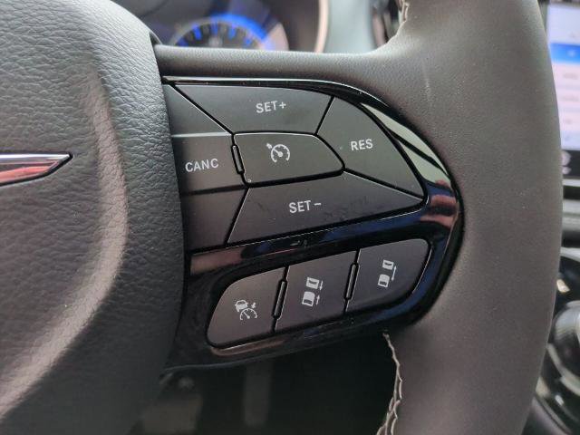 Used 2025 Chrysler Pacifica Limited w/ Uconnect Theater Family Group image 27