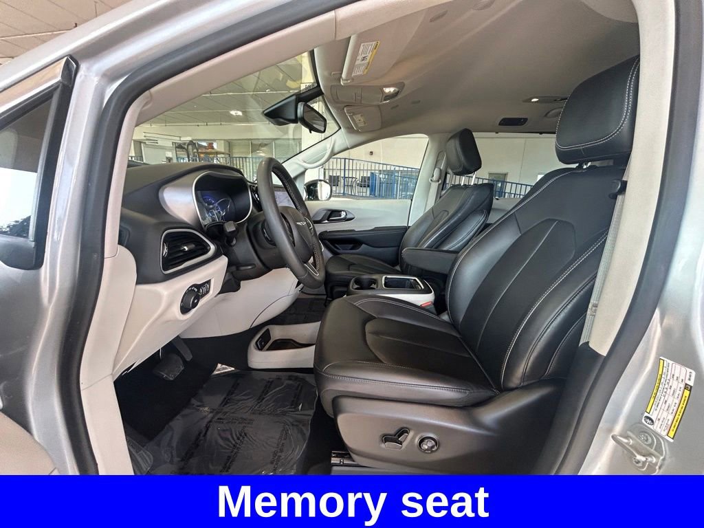 Used 2024 Chrysler Pacifica Touring-L image 10