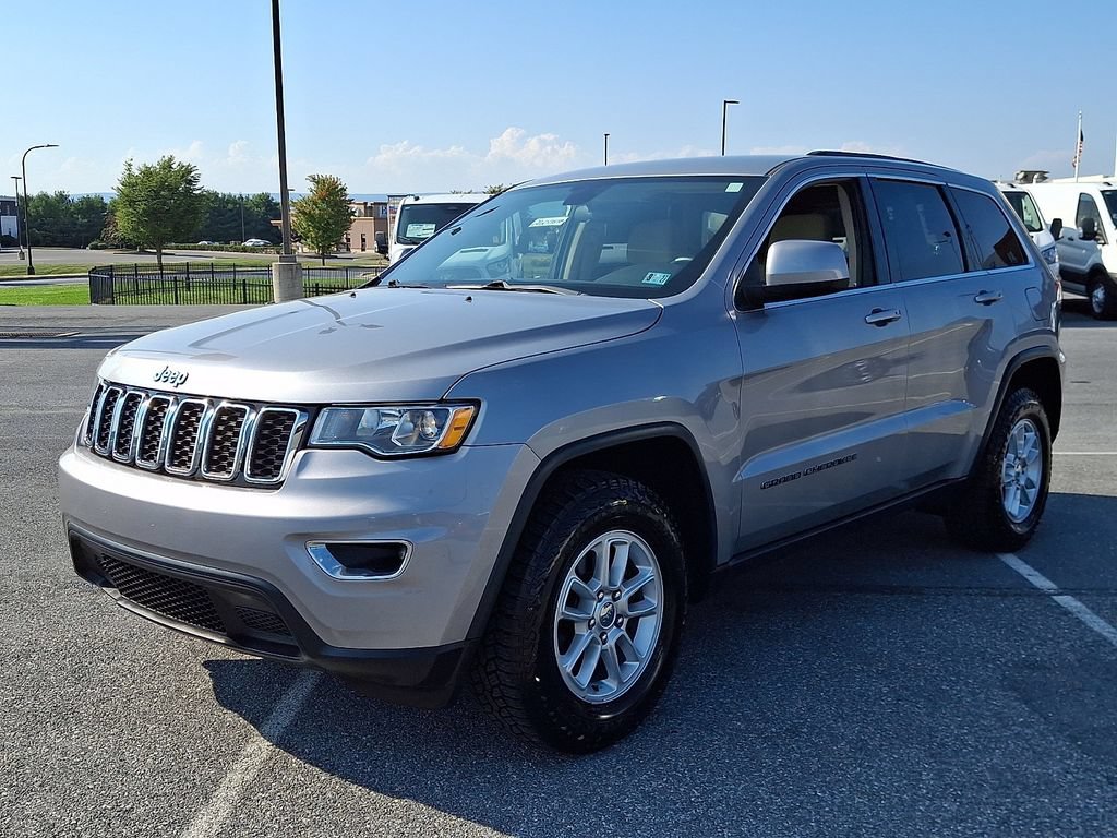 Used 2019 Jeep Grand Cherokee Laredo AWD/4WD image 3
