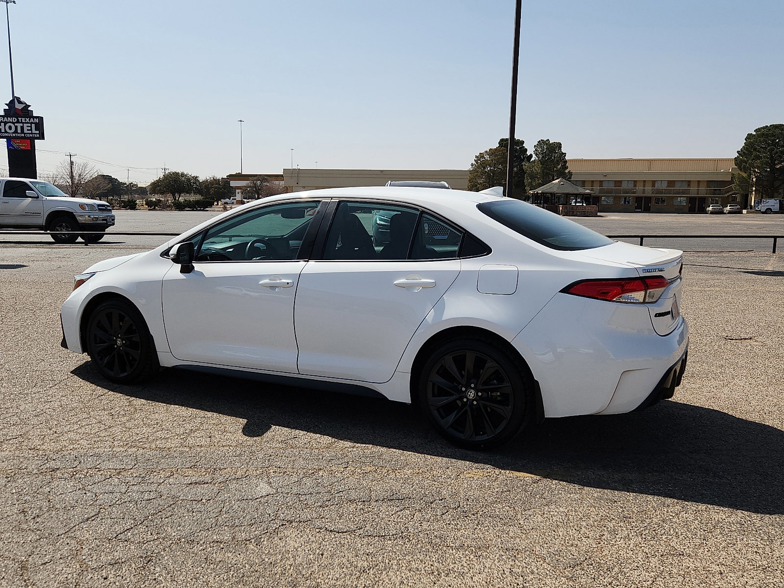 Used 2024 Toyota Corolla SE image 2