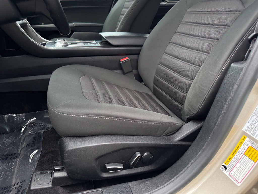 Certified 2017 Ford Fusion SE w/ Fusion SE Technology Package FWD image 6