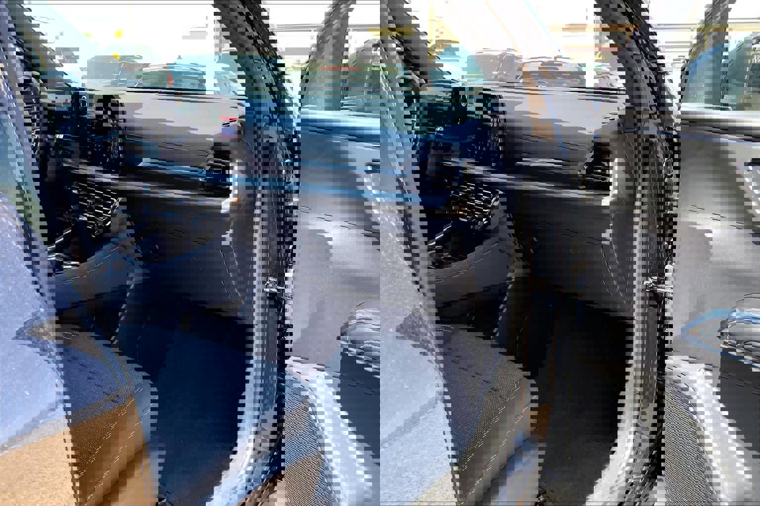 Used 2025 Chevrolet Traverse LT image 19