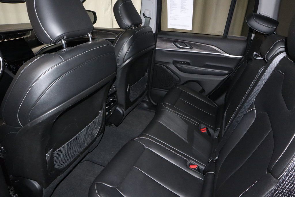 Used 2023 Jeep Grand Cherokee Limited w/ Black Appearance Package image 21