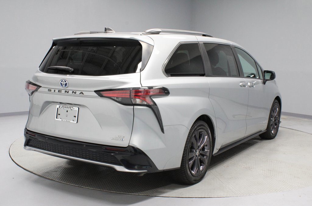 Used 2021 Toyota Sienna XSE w/ XSE Plus Package image 5