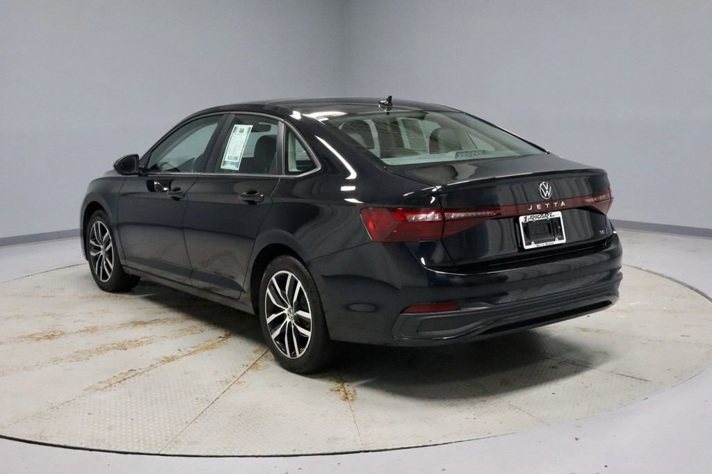 Used 2025 Volkswagen Jetta SE image 3