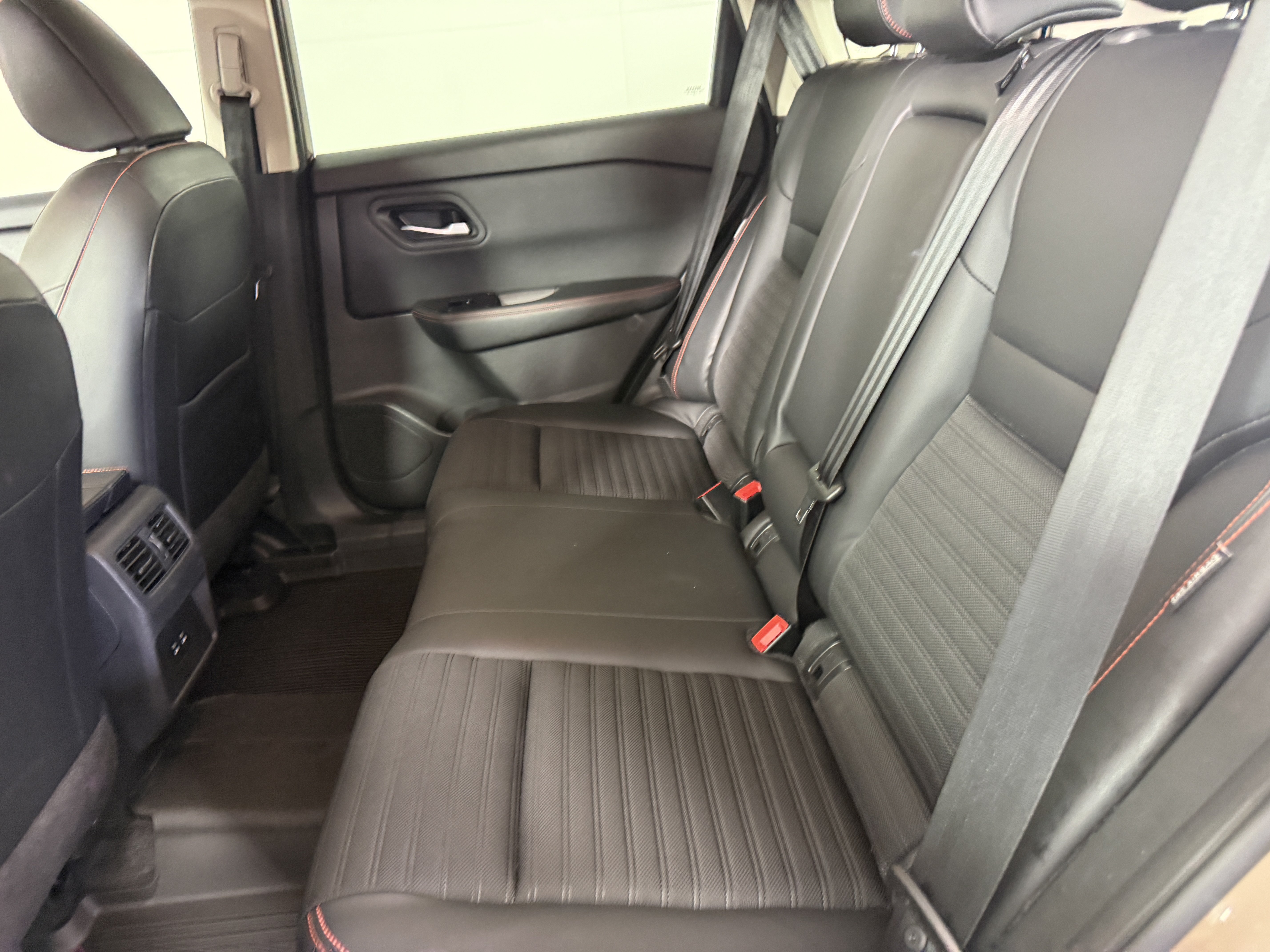 Used 2025 Nissan Rogue SV AWD/4WD image 16