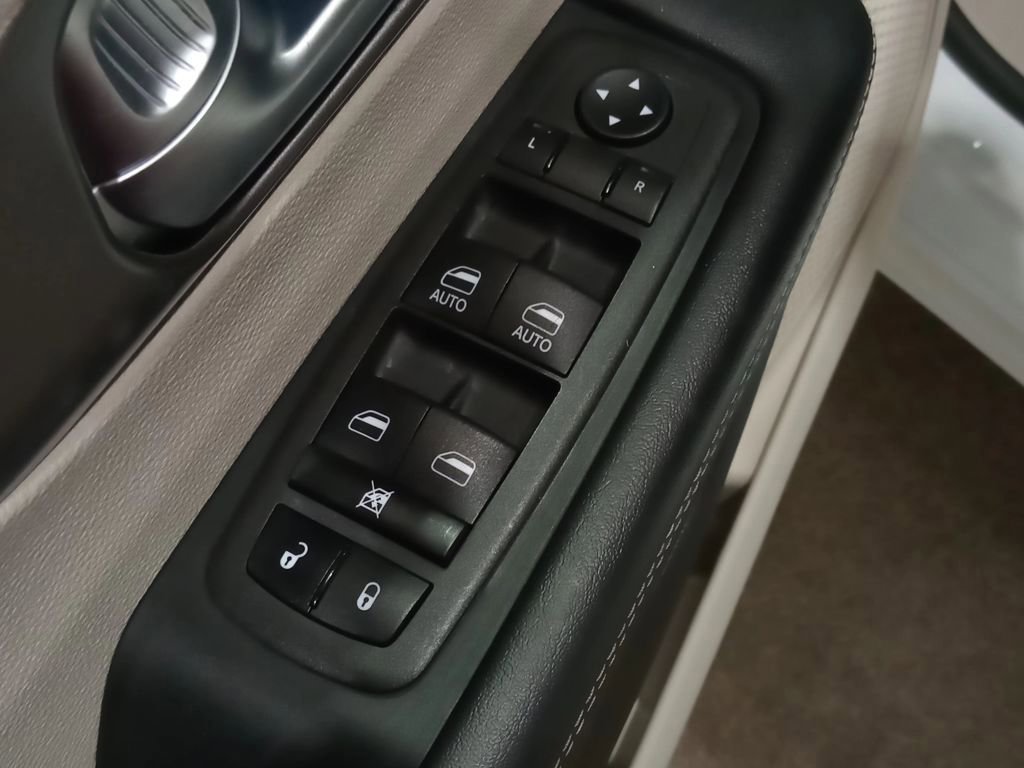 Used 2024 Chrysler Pacifica Select image 17