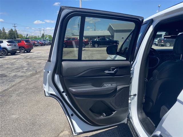 Used 2025 Jeep Grand Cherokee Altitude AWD/4WD image 30