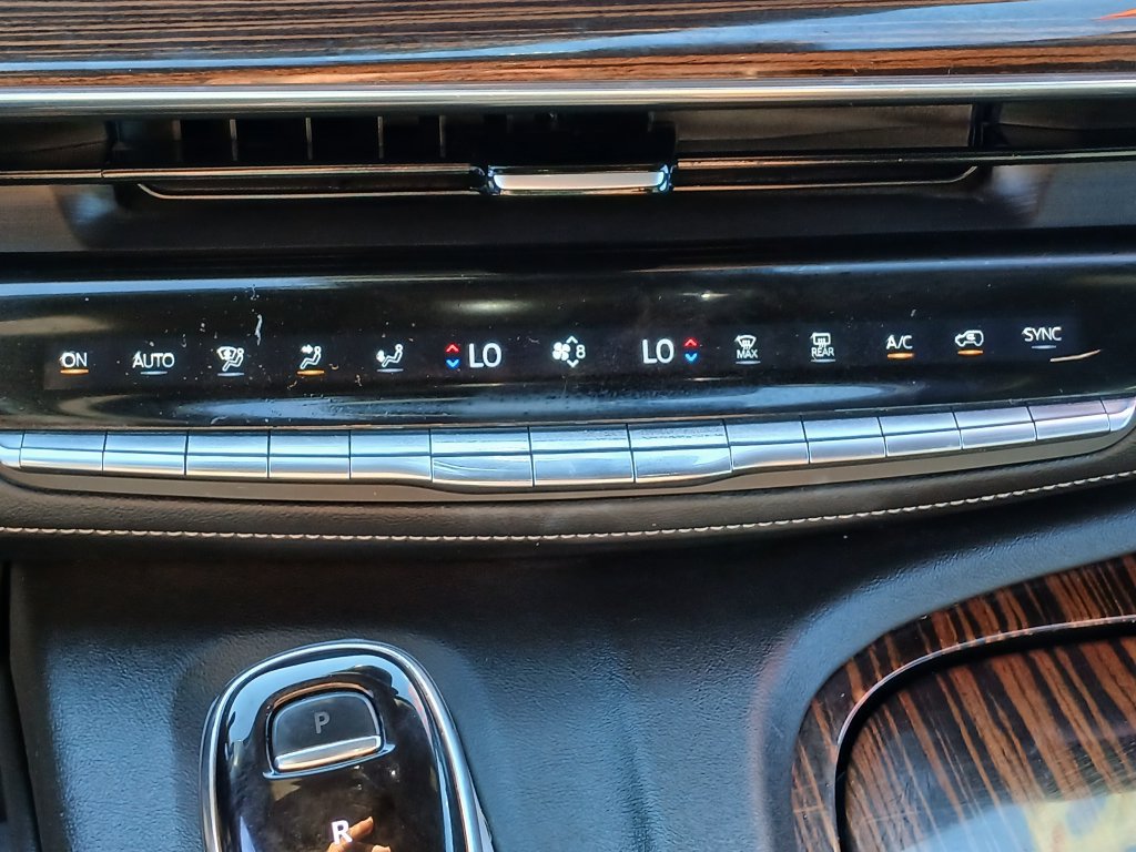Used 2022 Cadillac Escalade ESV Luxury AWD/4WD image 18