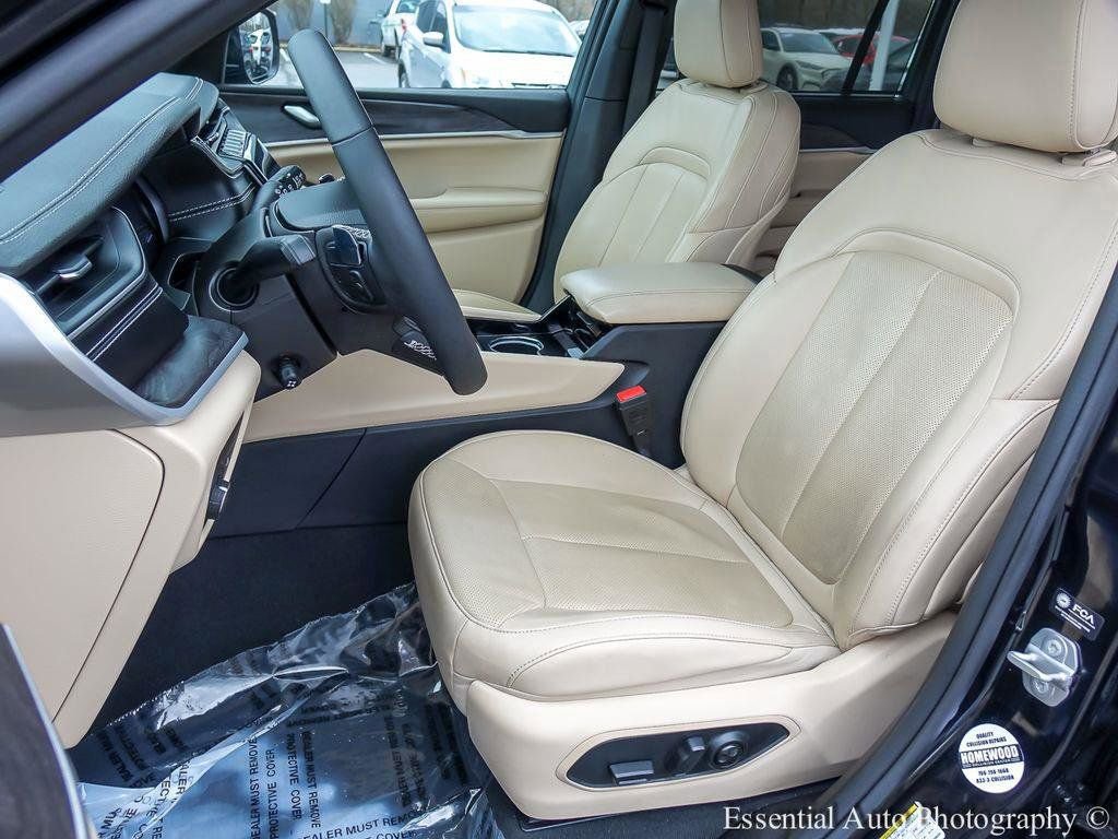 Used 2023 Jeep Grand Cherokee Limited w/ Luxury Tech Group II AWD/4WD image 9