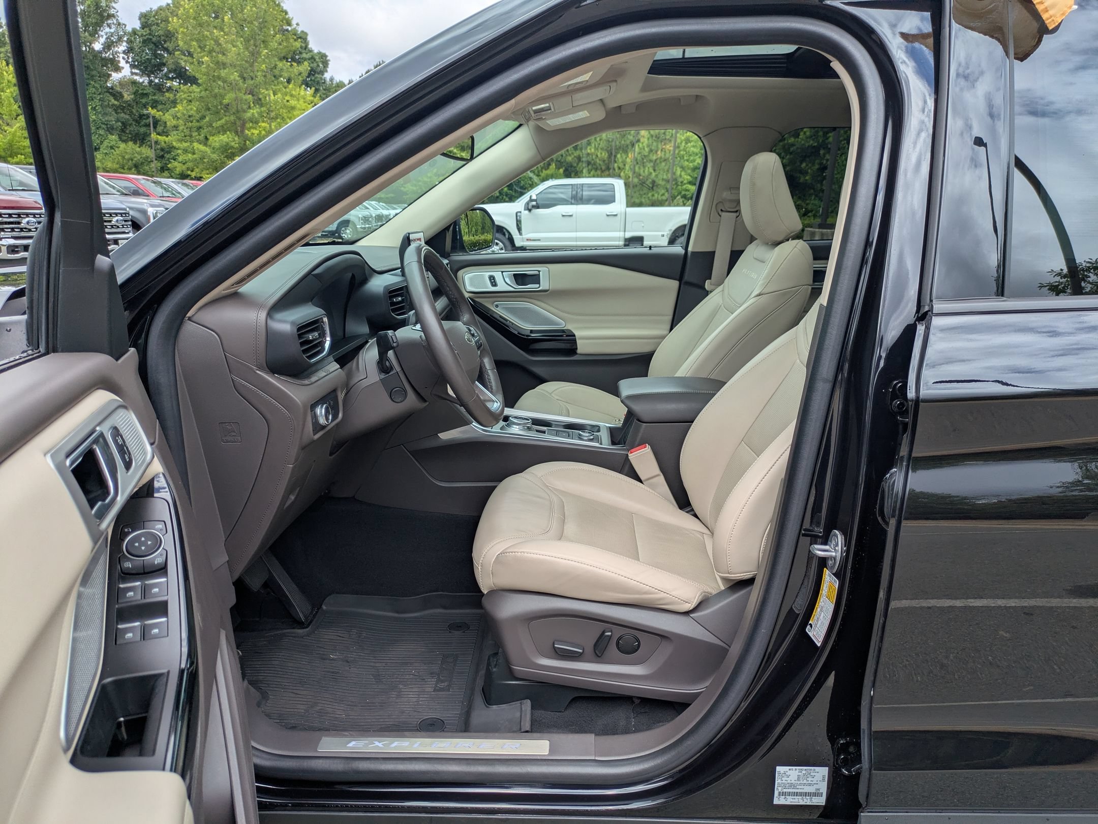 Certified 2022 Ford Explorer Platinum w/ Equipment Group 601A AWD/4WD image 12