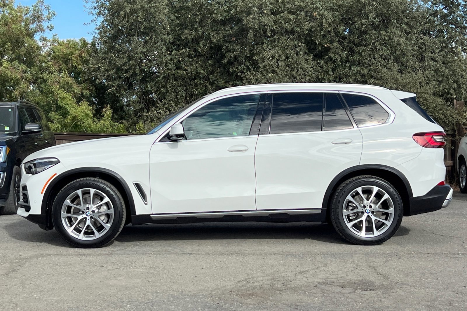 Used 2022 BMW X5 xDrive40i w/ Parking Assistance Package image 2