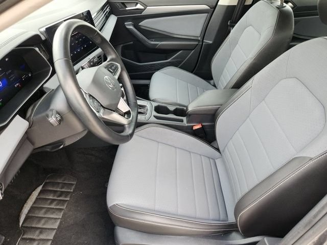 Used 2025 Volkswagen Jetta SE FWD image 13