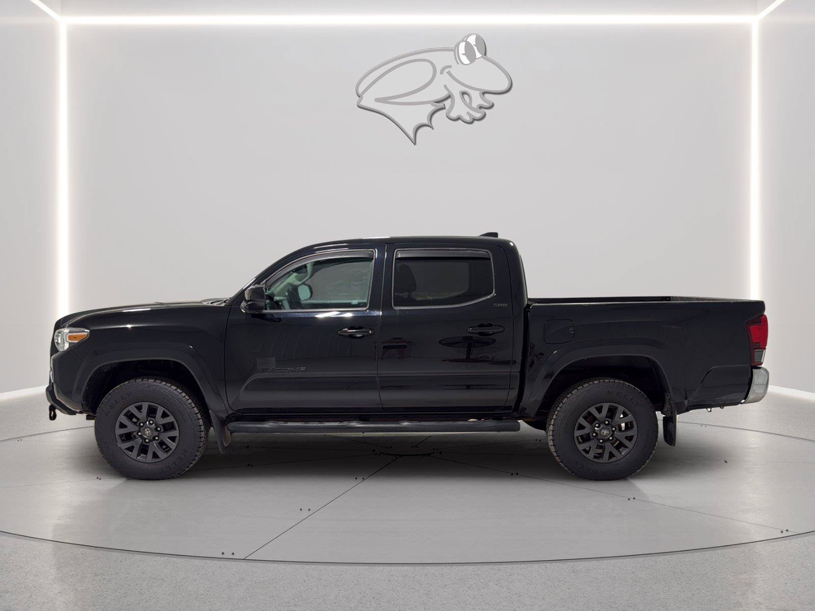 Used 2020 Toyota Tacoma SR5 AWD/4WD image 2