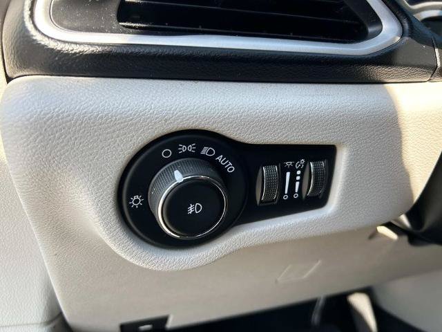 Used 2023 Chrysler Pacifica Touring-L FWD image 24