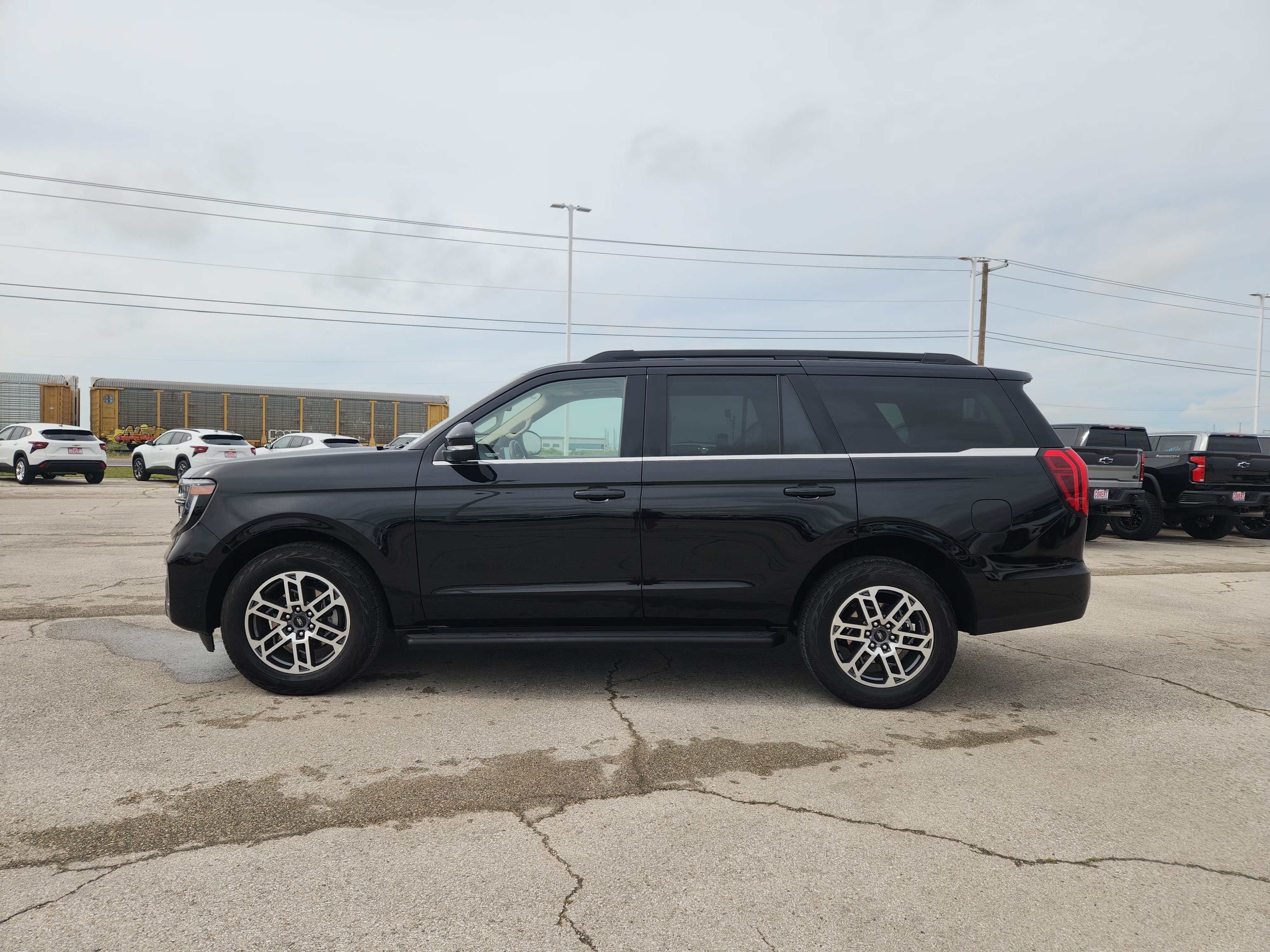 Certified 2025 Ford Expedition Active AWD/4WD image 4