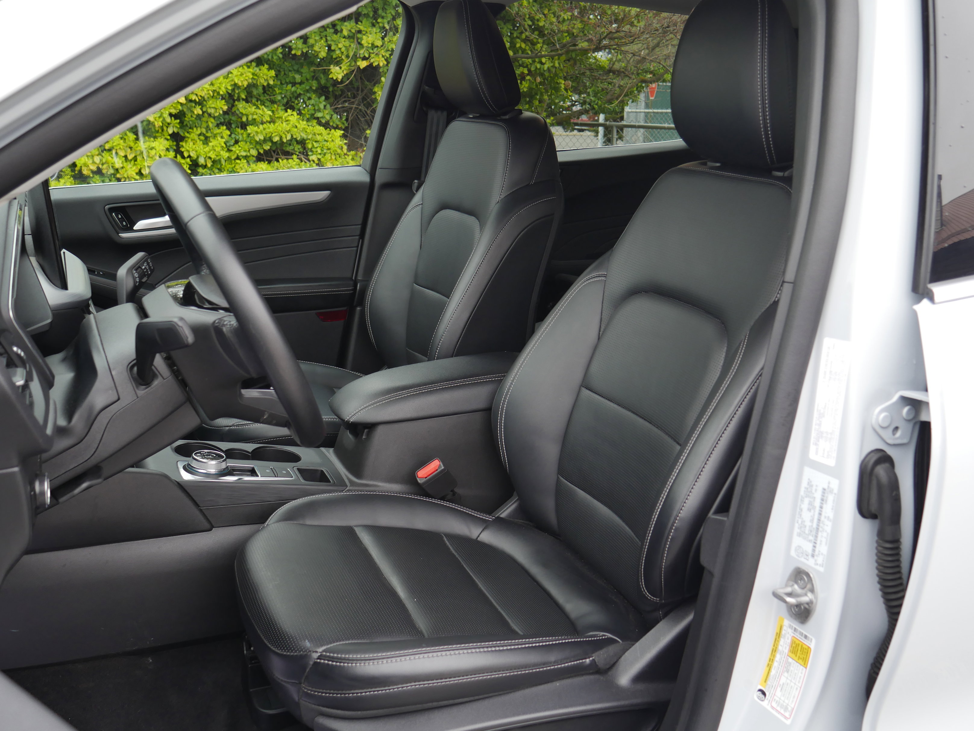 Certified 2025 Ford Escape Platinum AWD/4WD image 30