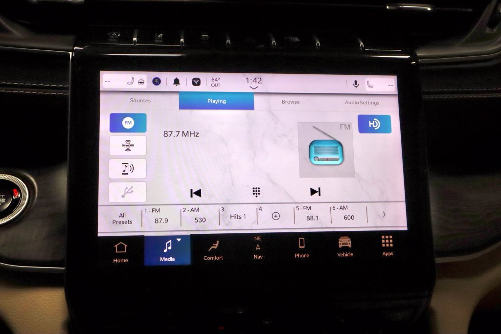 Used 2024 Jeep Grand Cherokee Limited AWD/4WD image 3