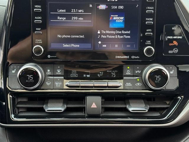 Used 2020 Toyota Highlander XLE AWD/4WD image 16