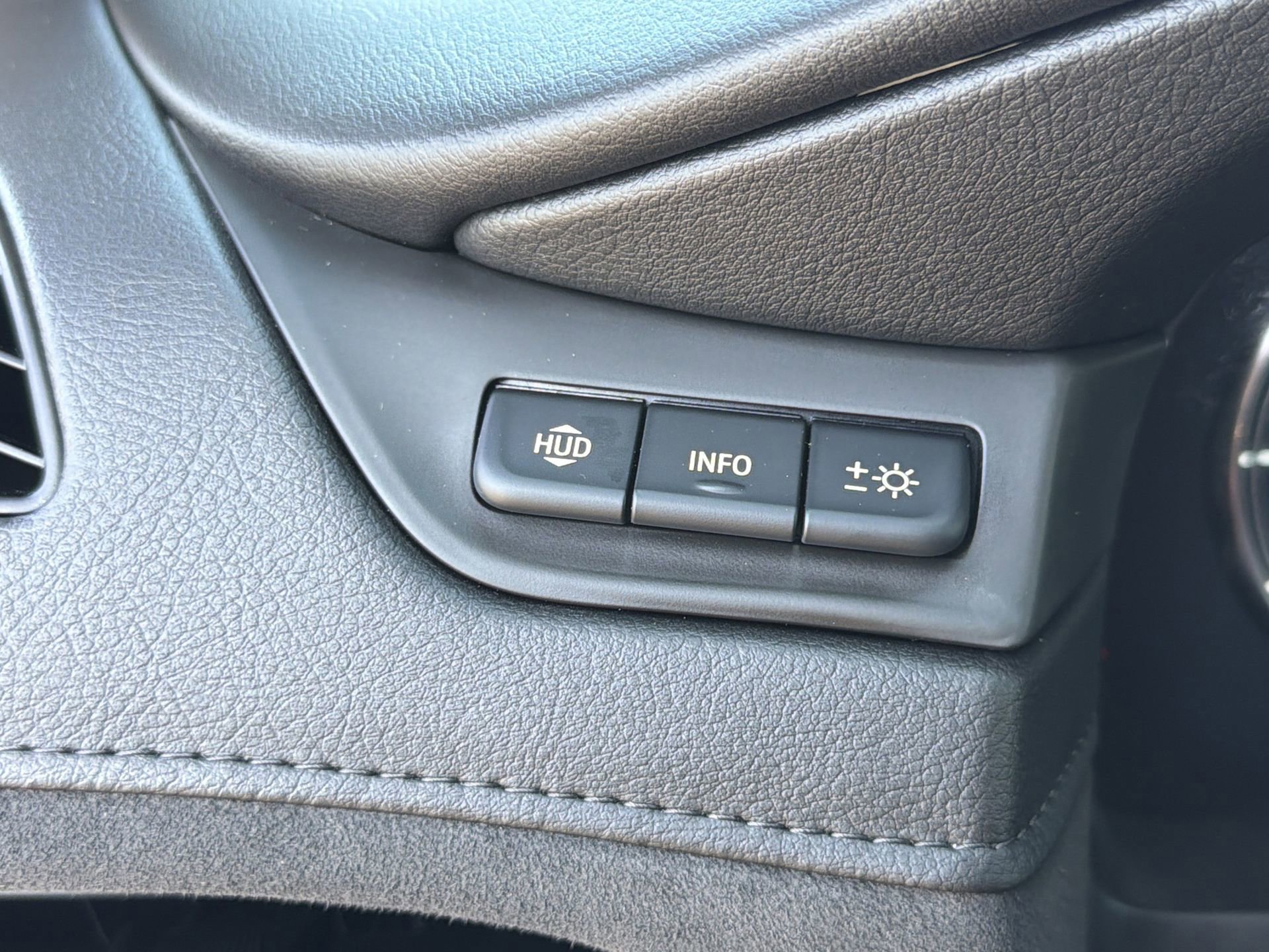 Used 2020 Cadillac Escalade Luxury w/ Escalade Sport Edition AWD/4WD image 22