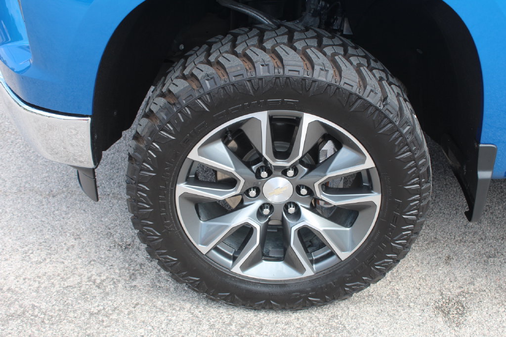 Used 2024 Chevrolet Silverado 1500 LT w/ Z71 Off-Road Package AWD/4WD image 11