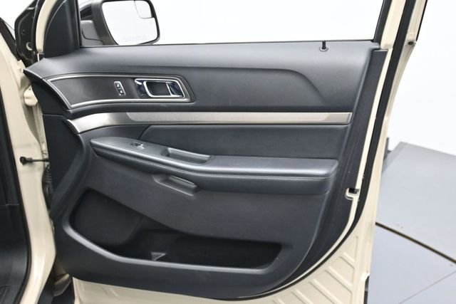 Certified 2018 Ford Explorer XLT w/ Equipment Group 202A FWD image 31