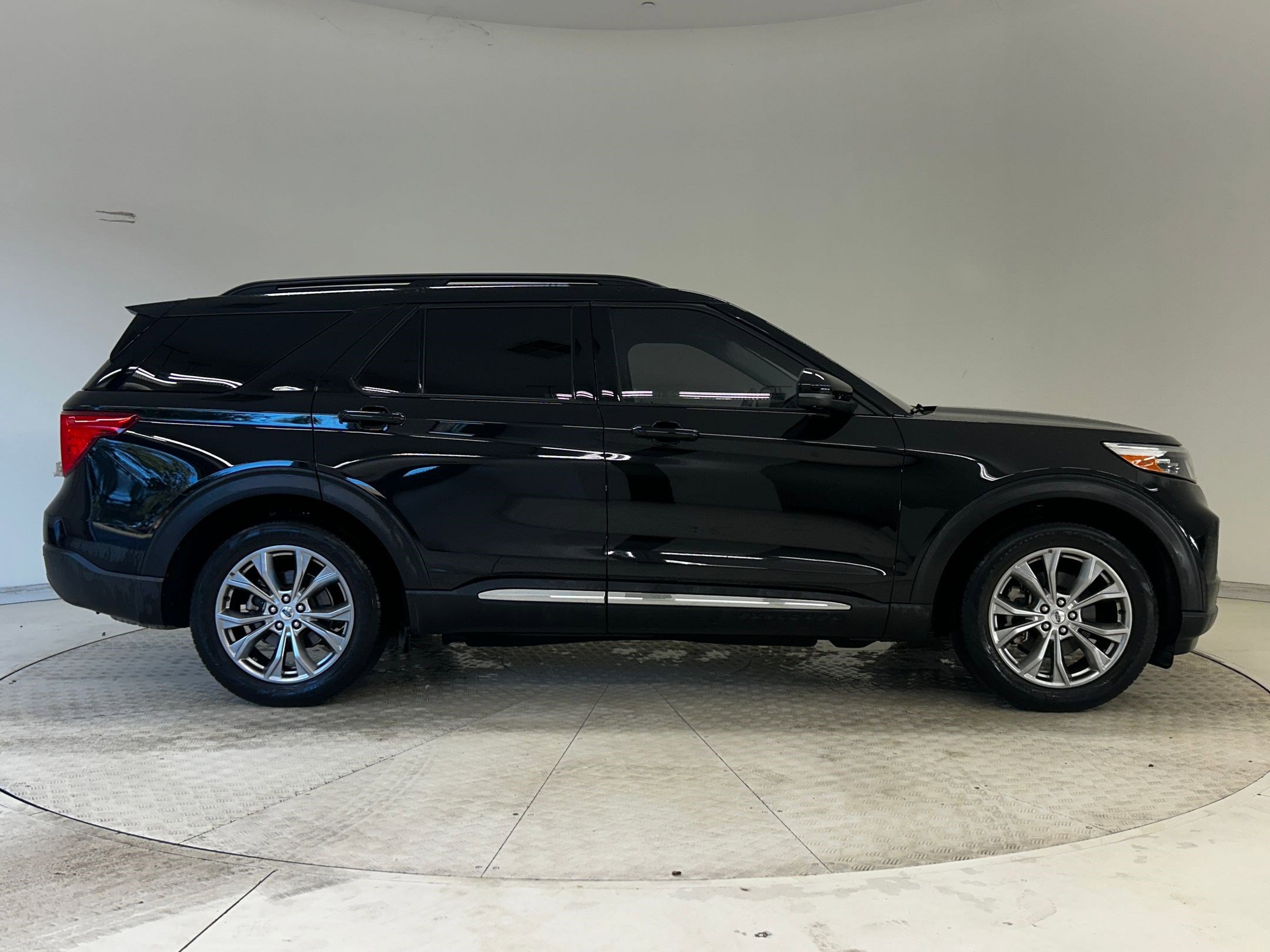 Certified 2022 Ford Explorer XLT w/ Equipment Group 202A image 6