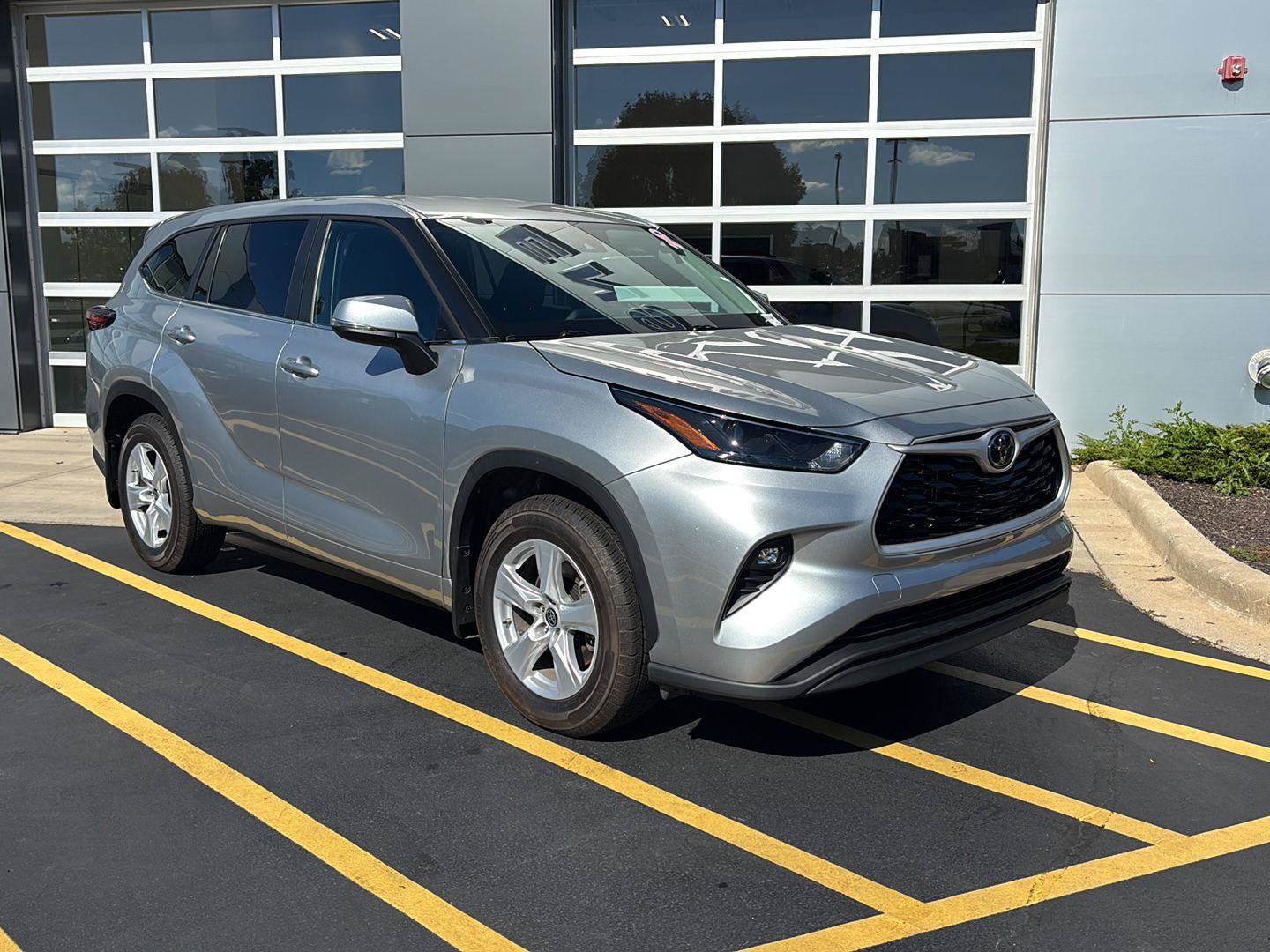 Used 2025 Toyota Highlander LE AWD/4WD image 2