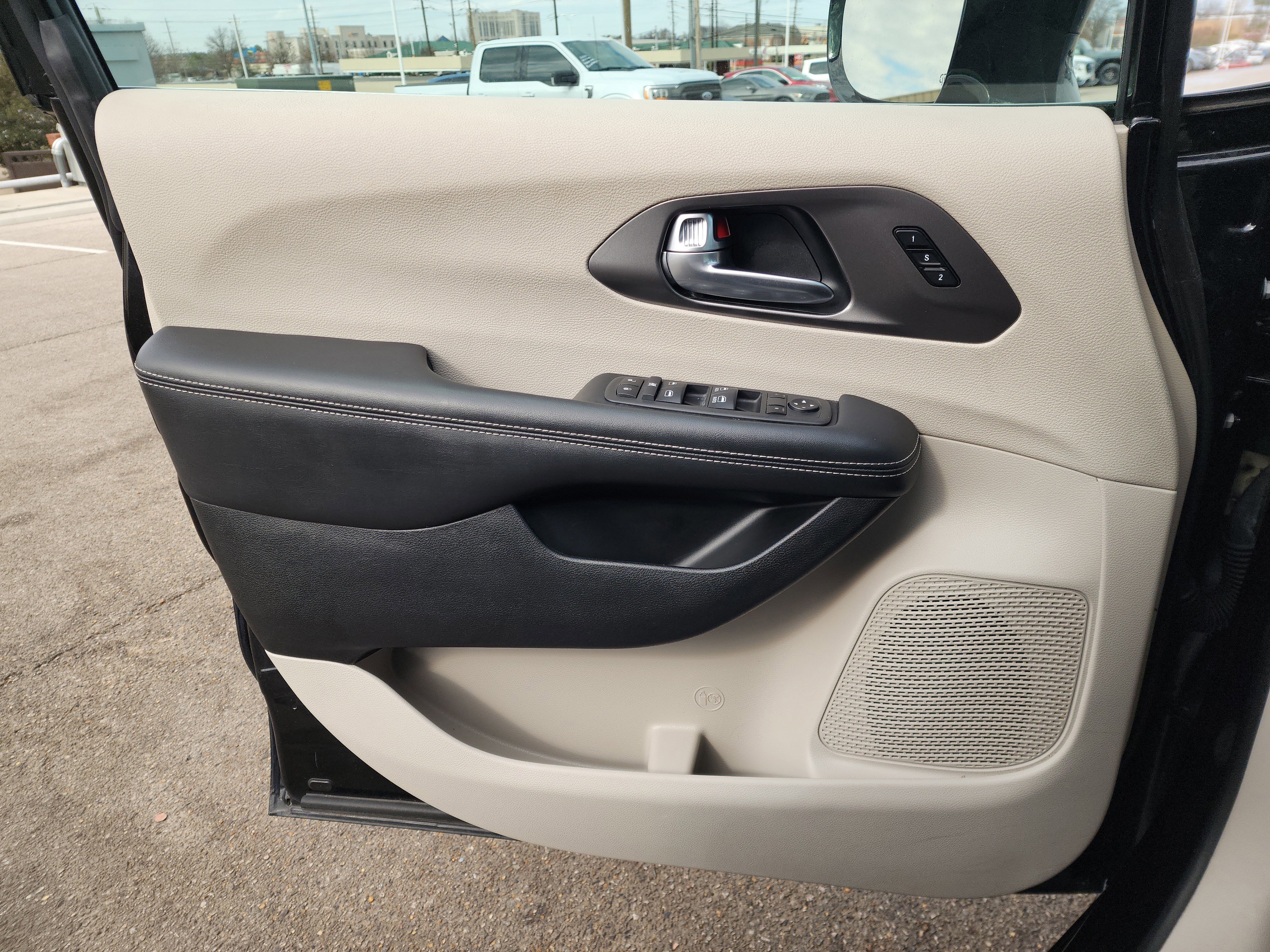 Used 2024 Chrysler Pacifica Touring-L image 19