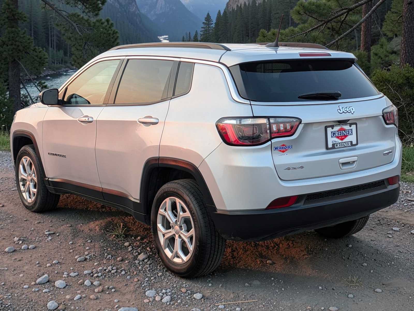 Used 2024 Jeep Compass Latitude AWD/4WD image 4
