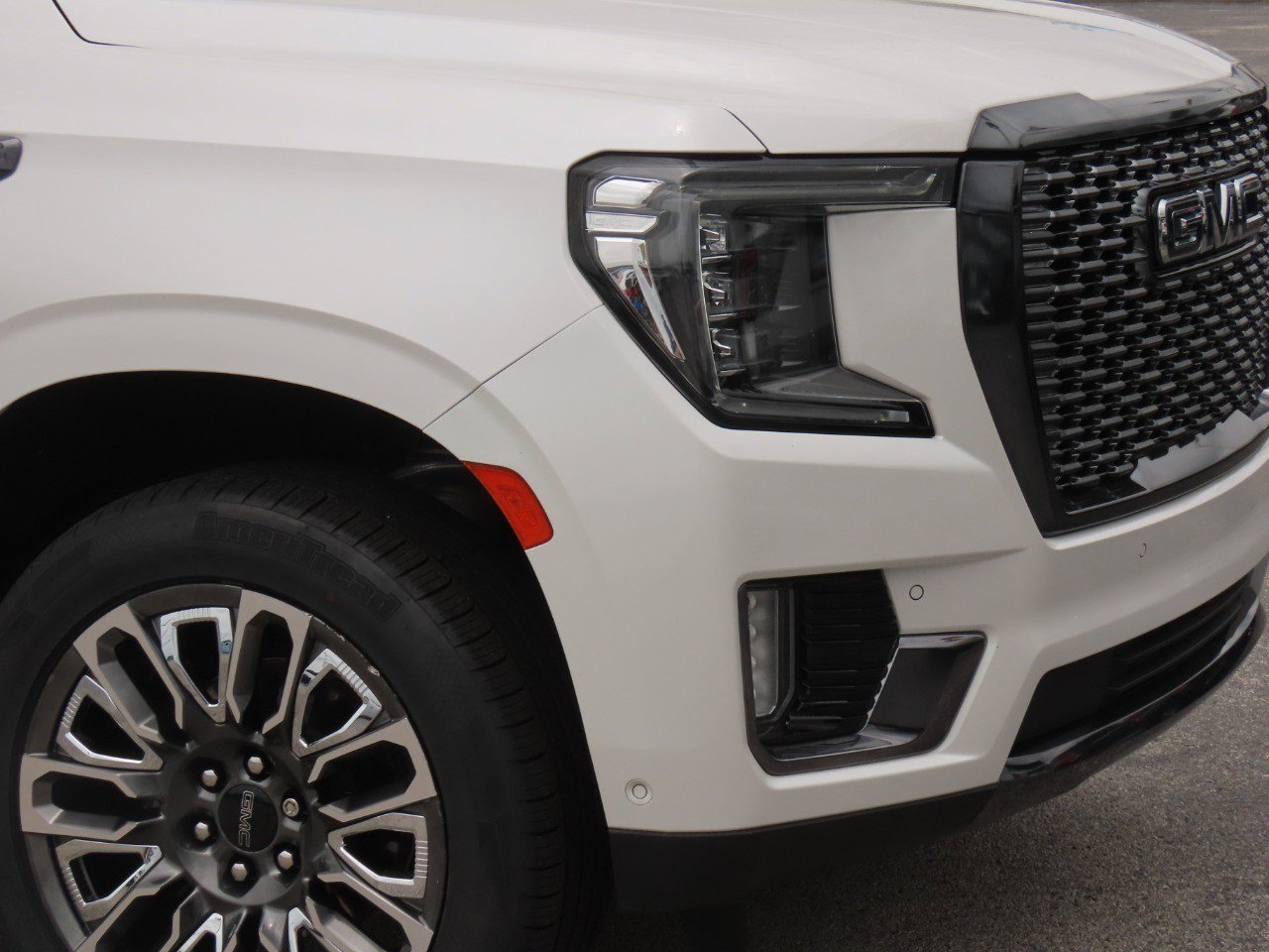 Used 2023 GMC Yukon XL Denali Ultimate AWD/4WD image 5