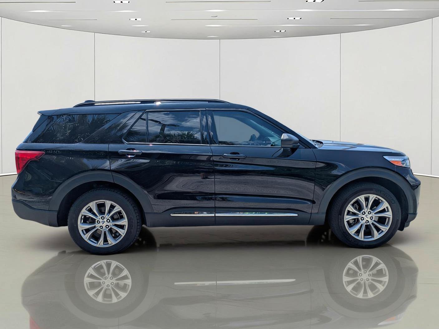 Certified 2023 Ford Explorer XLT w/ Equipment Group 202A AWD/4WD image 5