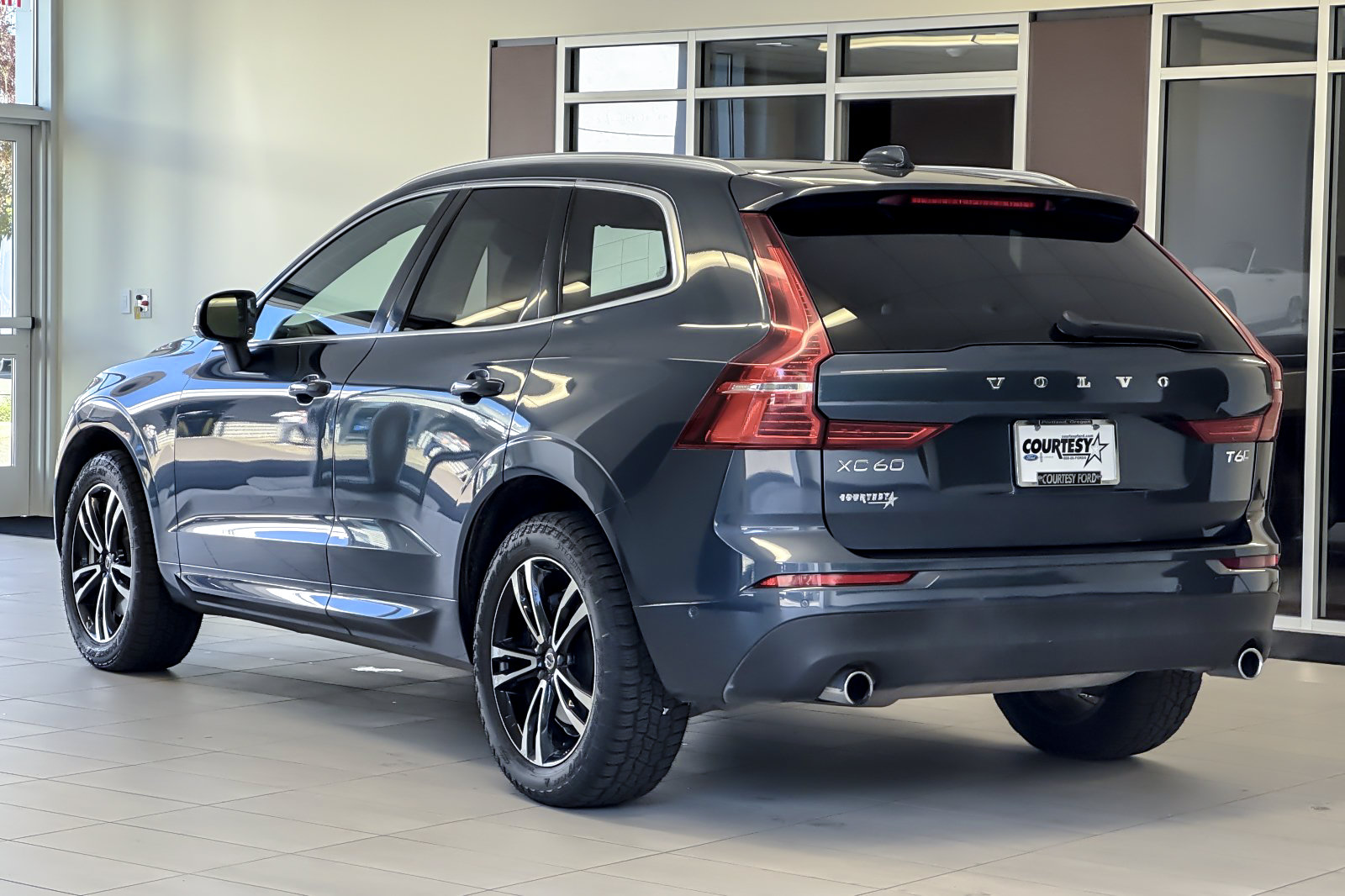 Used 2018 Volvo XC60 T6 Momentum w/ Vision Package AWD/4WD image 6
