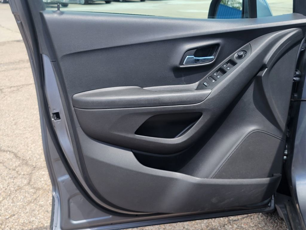 Used 2020 Chevrolet Trax LS FWD image 43
