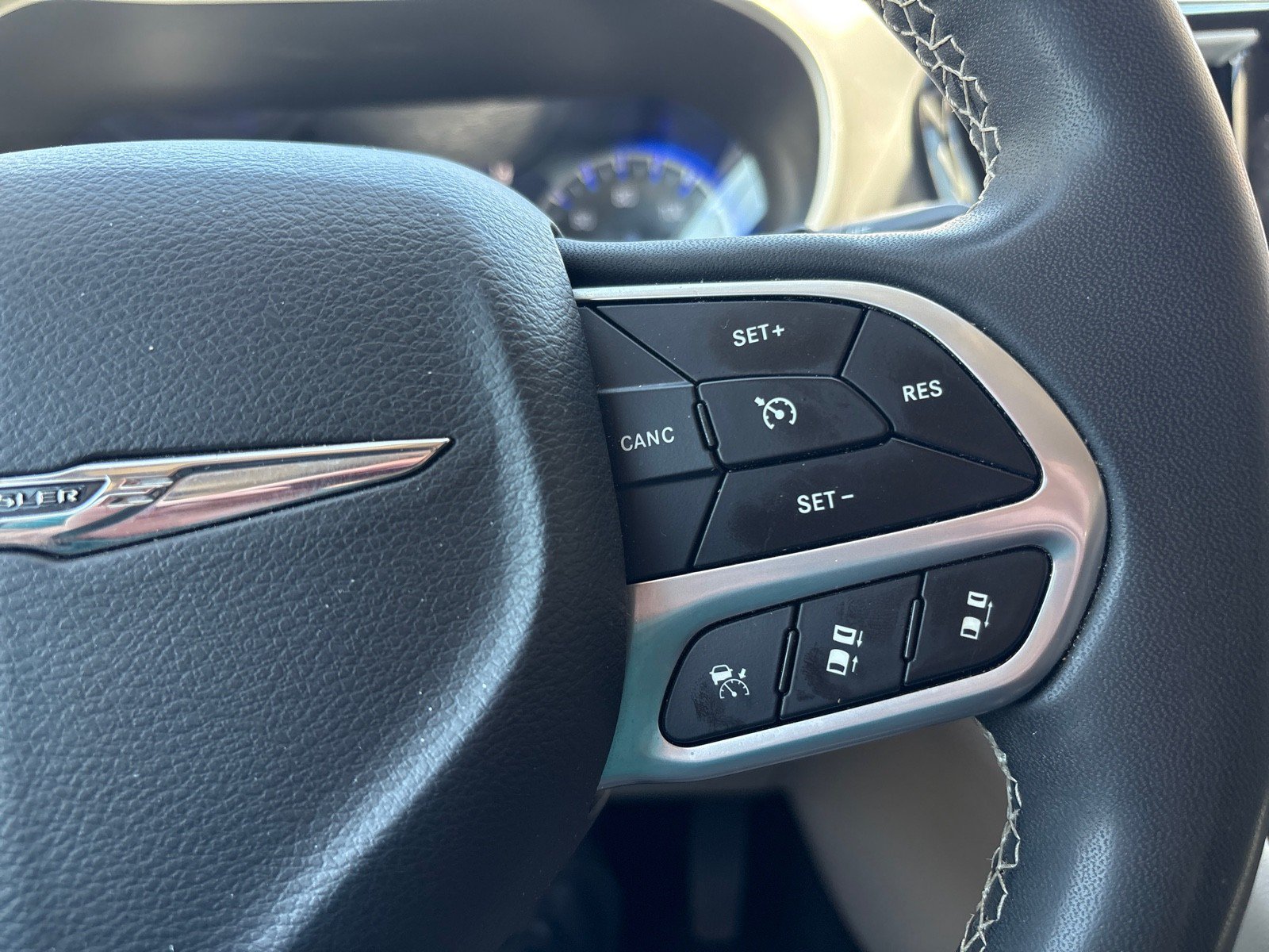 Used 2022 Chrysler Pacifica Touring-L FWD image 13