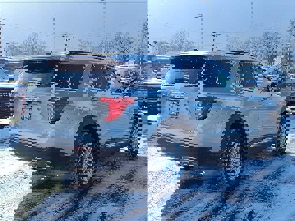Certified 2023 Ford Explorer XLT w/ Equipment Group 202A image 4