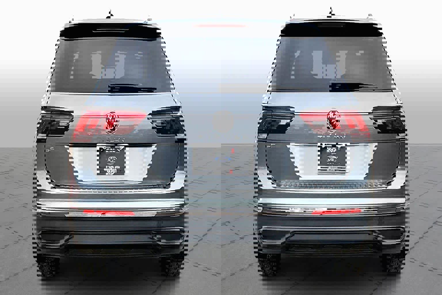 Used 2022 Volkswagen Tiguan SE image 2