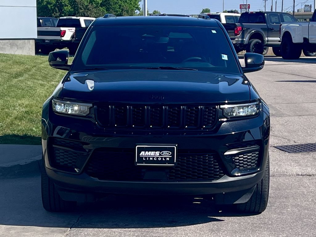 Used 2023 Jeep Grand Cherokee Altitude AWD/4WD image 8