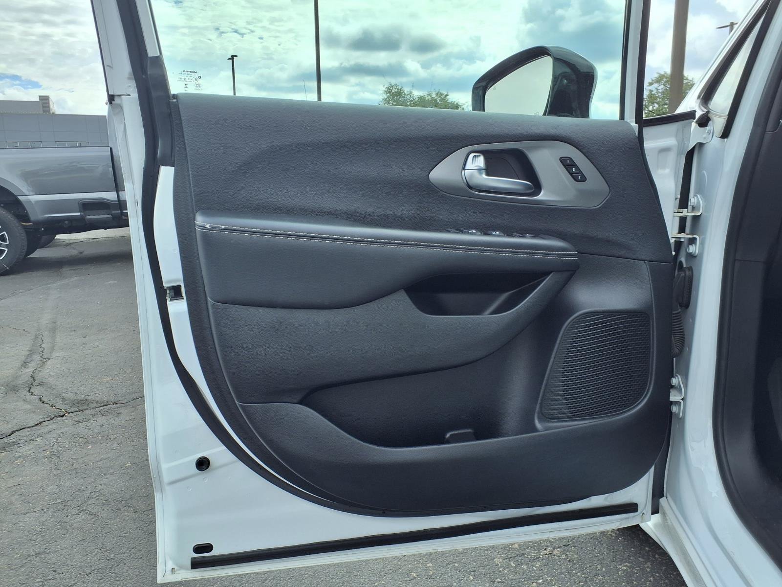 Used 2025 Chrysler Pacifica Select FWD image 22