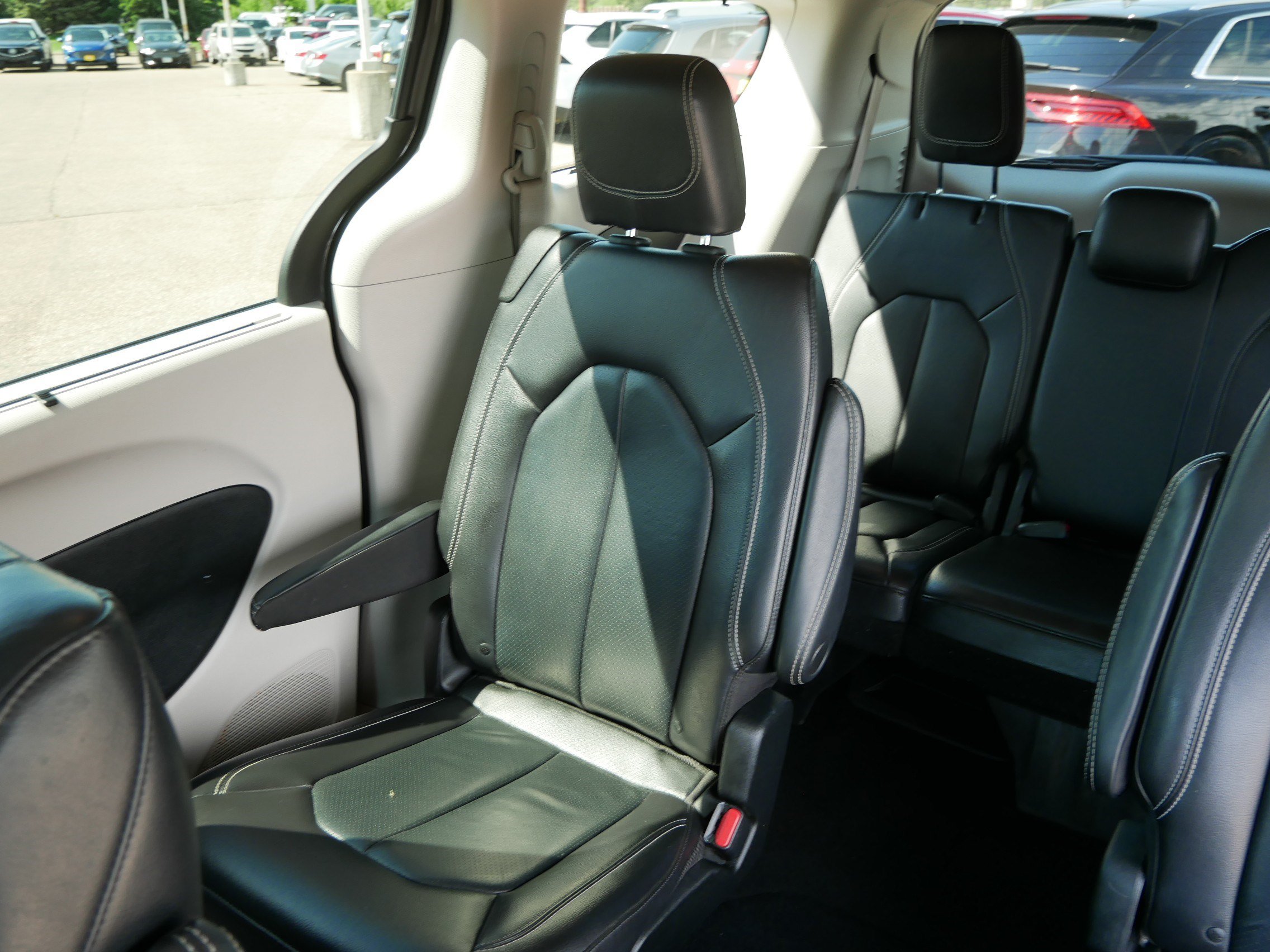 Used 2022 Chrysler Pacifica Touring-L FWD image 12
