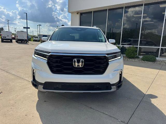 Used 2025 Honda Pilot Touring image 2
